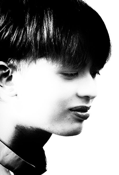 Portrait d'un jeune homme pris en photo de rue à Hanoï au Vietnam