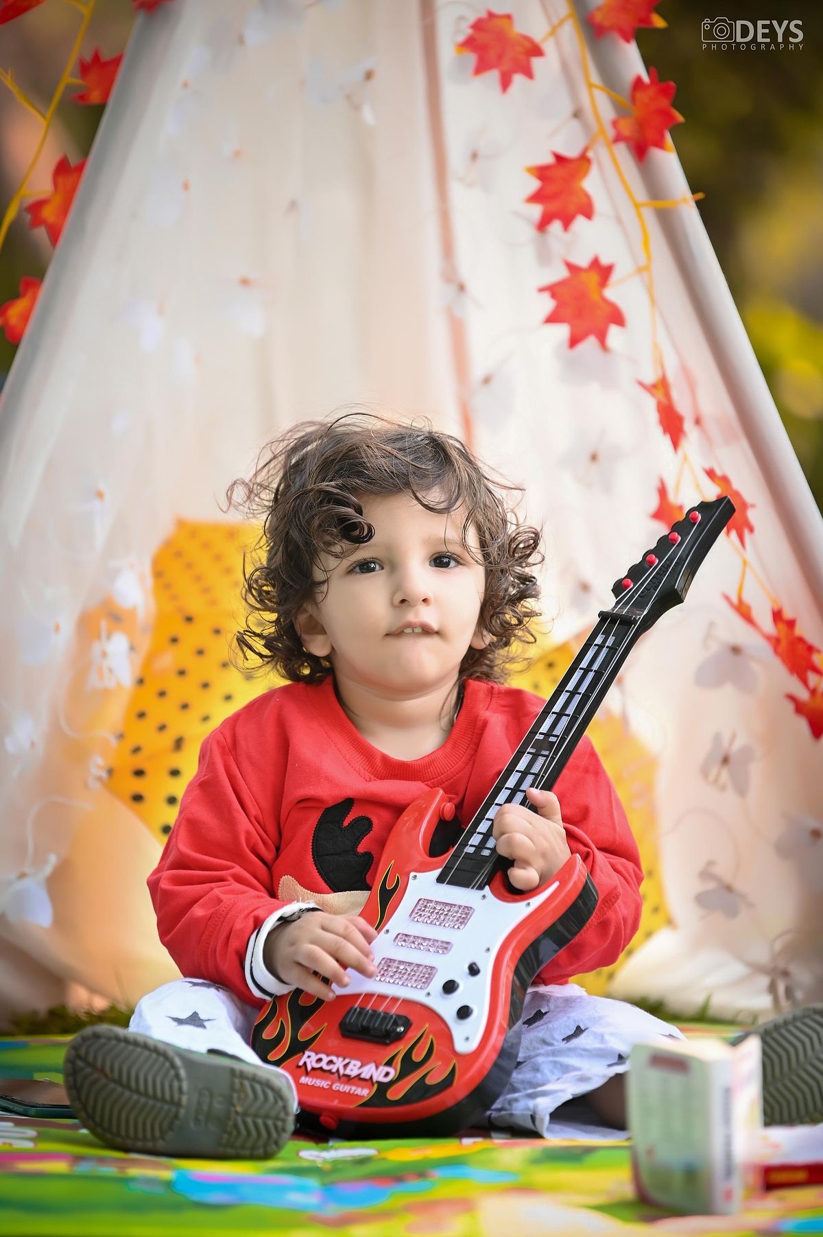 Boy kid shoot in Lodhi garden with guitar