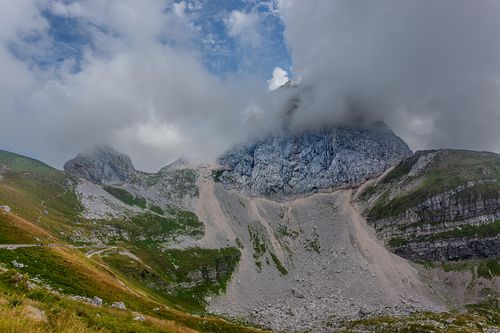 Sommet alpin nuageux