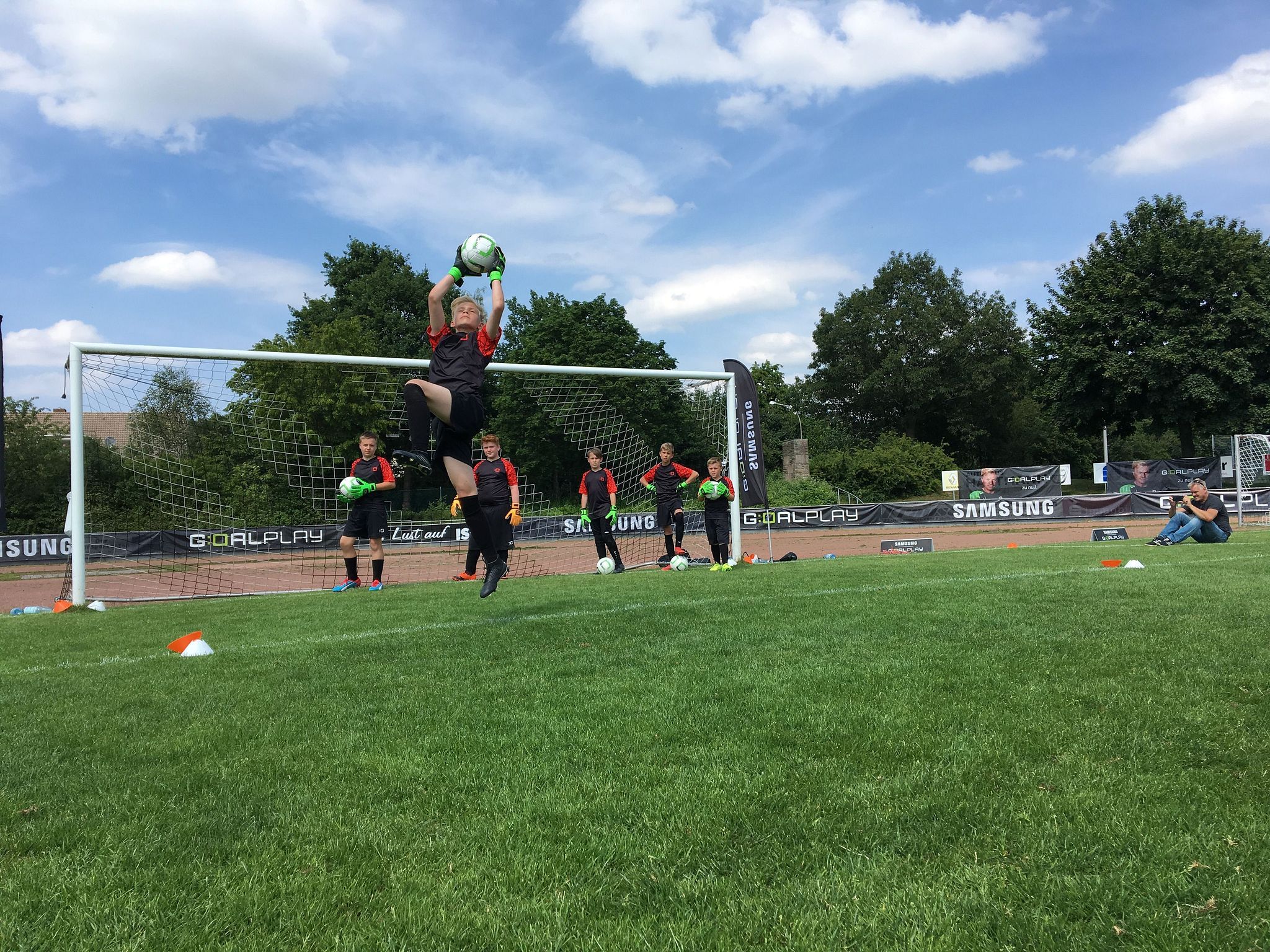 Teilnehmer kämpfen in einer 1vs1 Challenge um den Titel 'GOALPLAYER Deutschlands'