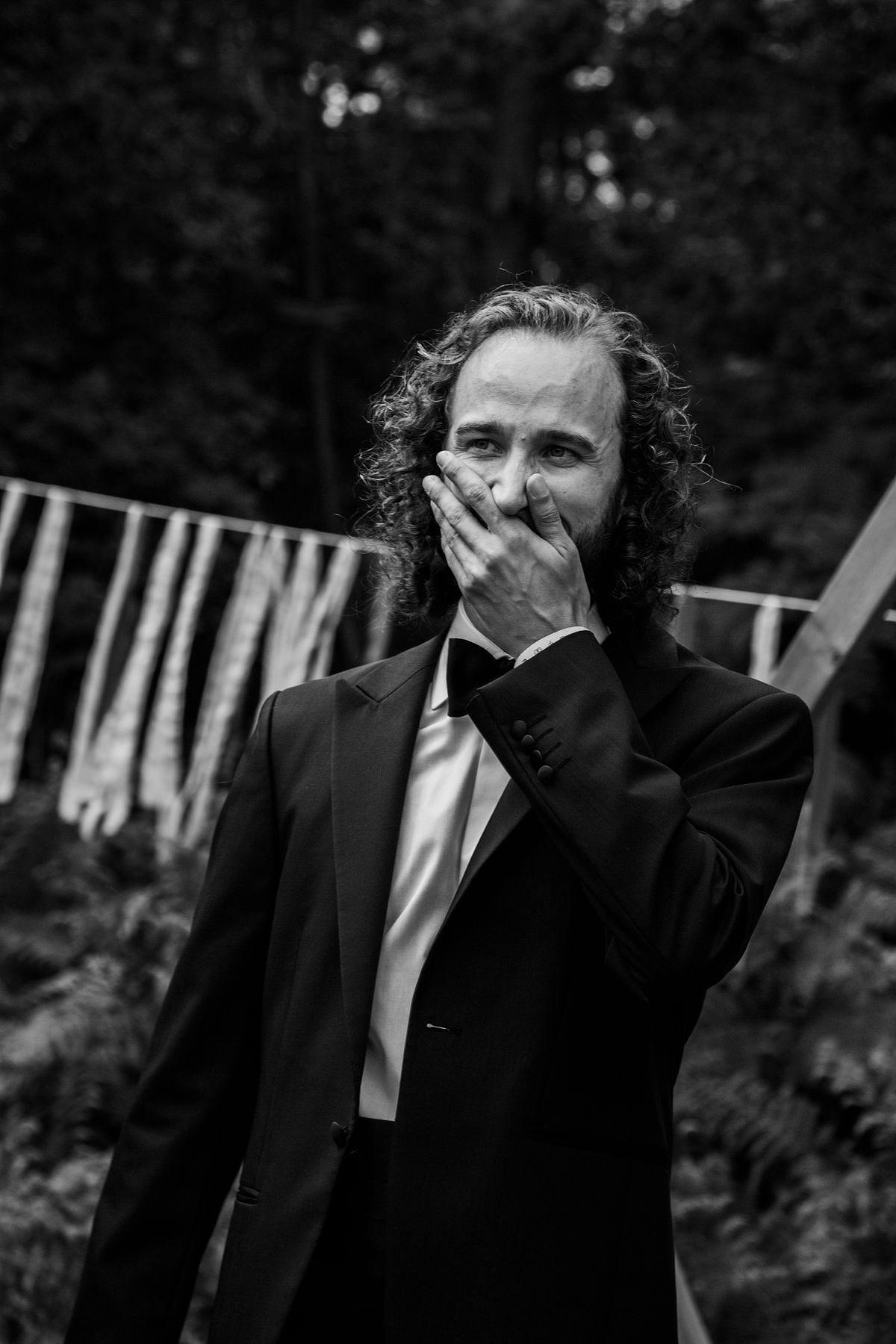 Emotionaler First Look: Gl&uuml;cklicher Br&auml;utigam beim Anblick seiner Braut, unvergessliche Momente der Hochzeitsreportage in K&ouml;ln.