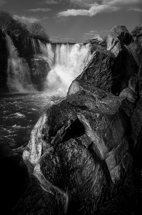 Lundbreck Falls