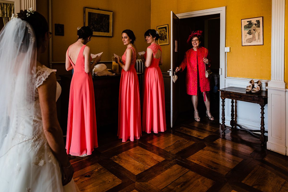 Tarif Photographe Mariage - Sebastien CLAVEL Photographe - Pr&eacute;paratifs de la mari&eacute;e avec ses demoiselles d'honneur en robes corail, atmosph&egrave;re intime et festive
