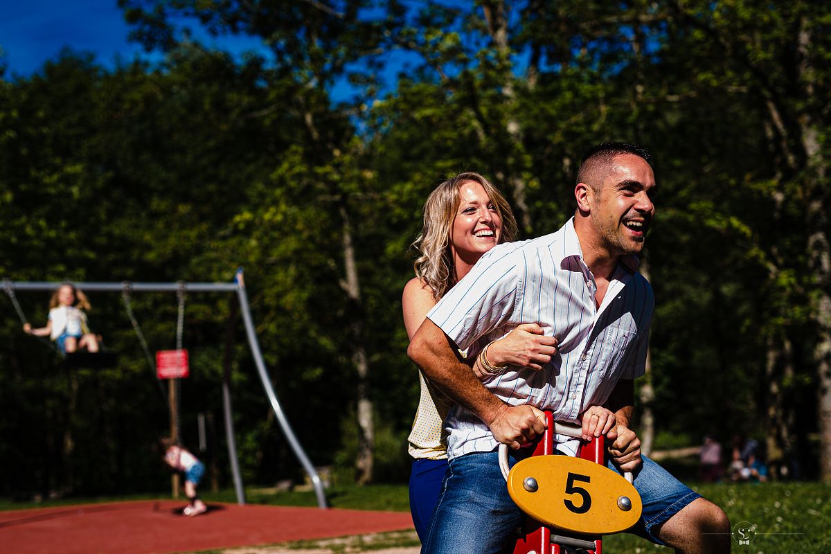 Tarif Photographe Mariage - Sebastien CLAVEL Photographe - Parents et enfant en train de s'amuser sur un &eacute;quipement de jeu dans un parc, un moment de joie pure et de connexion familiale