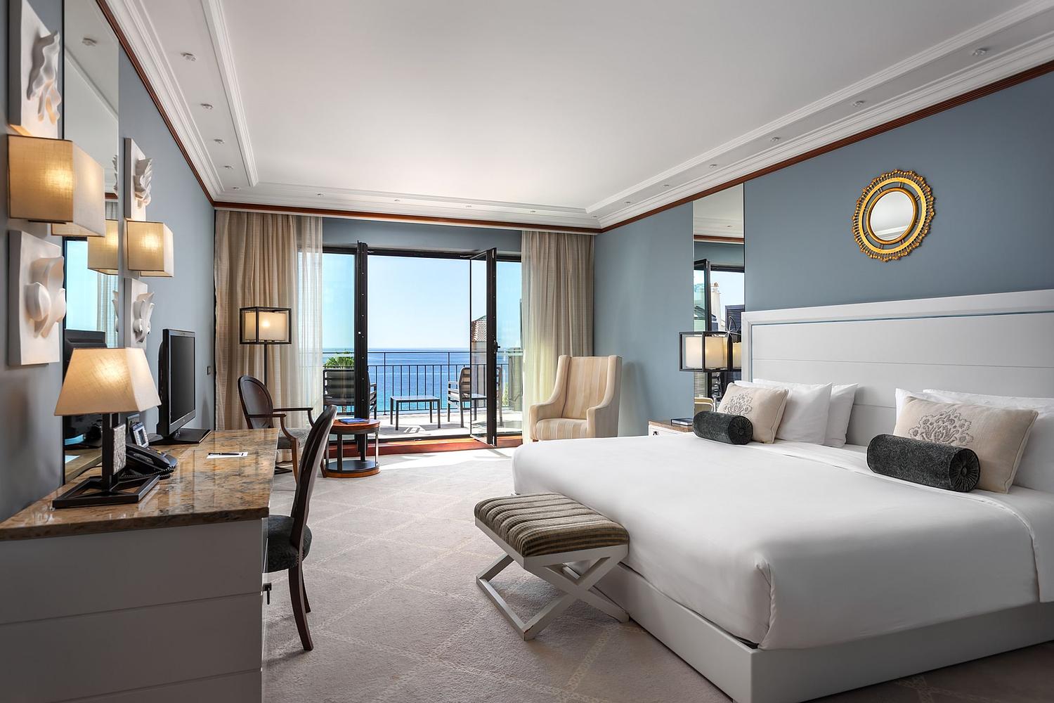 Quarto de hotel com vista mar em design premium &ndash; fotografia de hotelaria.