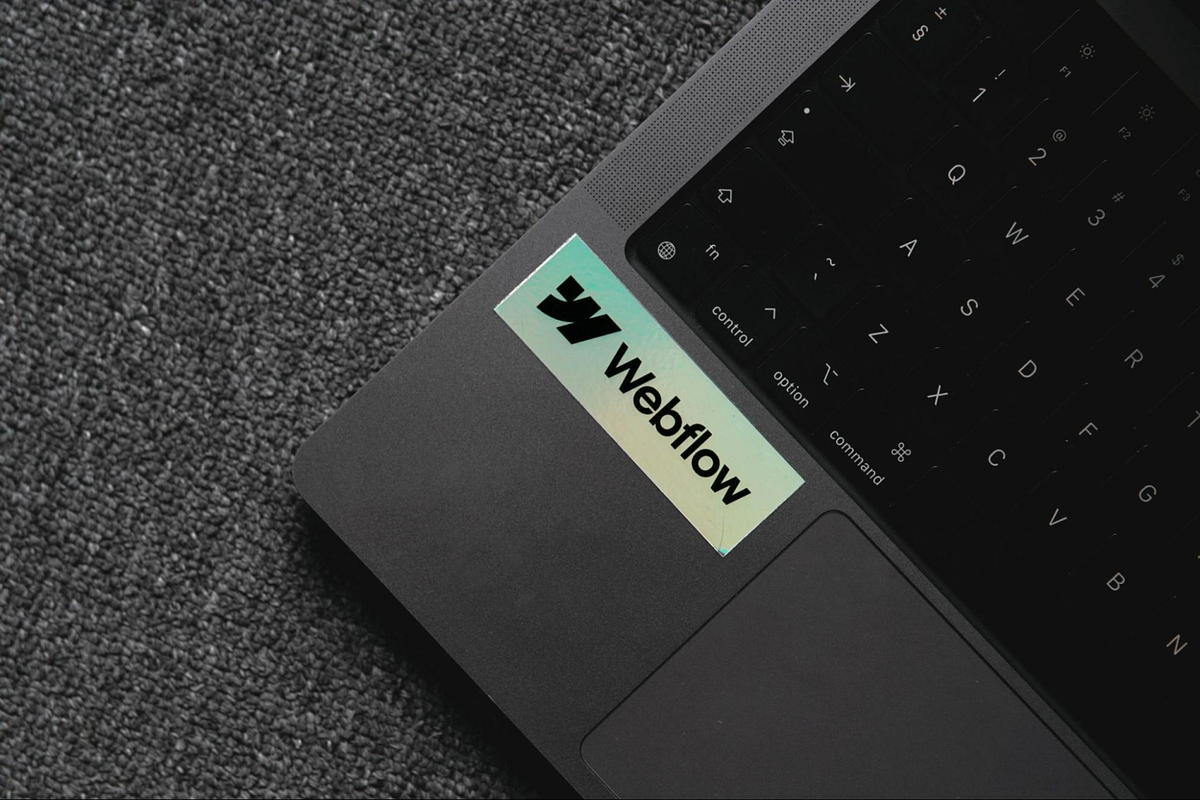 ein Bild eines Laptops mit einem Webflow-Aufkleber