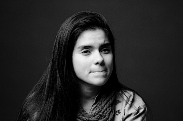Retrato pensativo de uma mulher em preto e branco