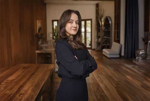 Suzan Y&uuml;cel ist eine erfahrene Grafikdesignerin mit Sitz in Deutschland und Schwerpunkt auf visueller Kommunikation und Markendesign.