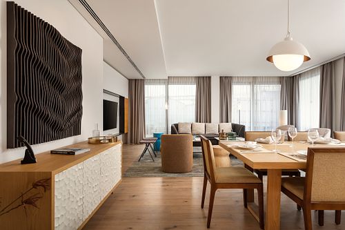 Zona de refei&ccedil;&otilde;es com linguagem elegante e contempor&acirc;nea, integrada num projeto de interiores assinado pelo ateli&ecirc; CRC &ndash; Carlos Carvalho Decoradores.