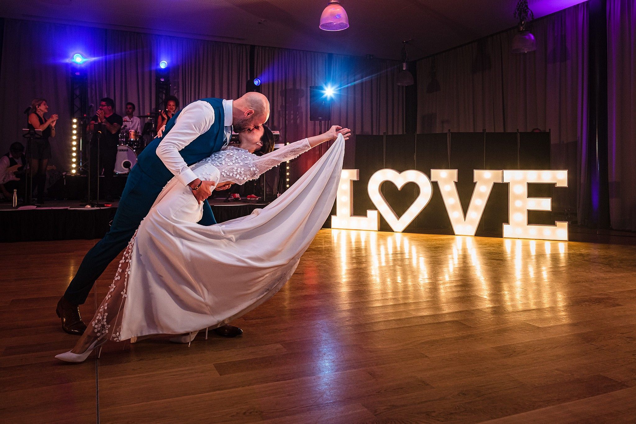 Mari&eacute;s qui s'embrassent pendant leur danse d'ouverture captur&eacute; par S&eacute;bastien CLAVEL photographe de Mariage &agrave; Lyon et Gen&egrave;ve