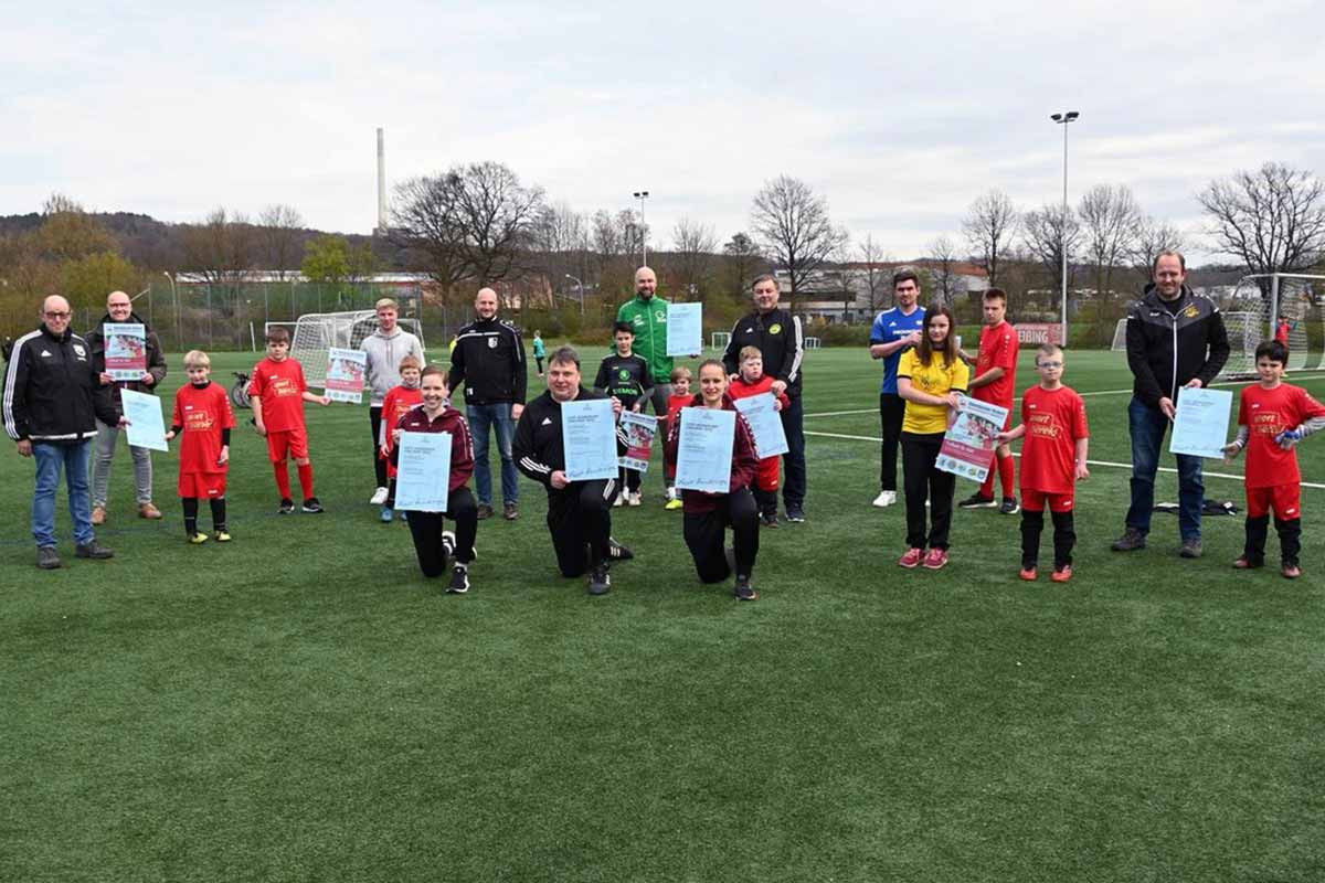 Ibbenbürener Kickers überreichen Sepp-Herberger-Urkunden und Werbeplakate an örtliche Vereine.