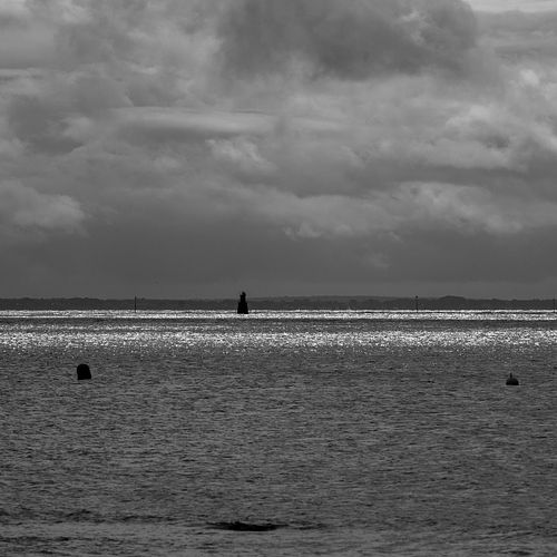 Grève texturée en bord de mer, atmosphère sobre.