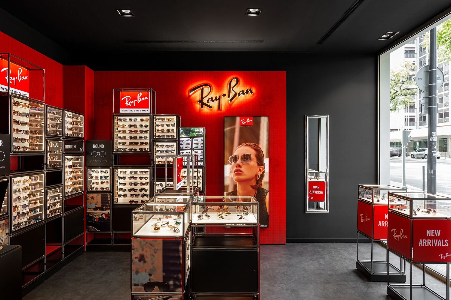 nterior do stand Ray-Ban no Oculista das Avenidas, Lisboa, fotografado por Pedro Brás Photography — fotografia profissional de arquitetura comercial e design de lojas em Portugal.