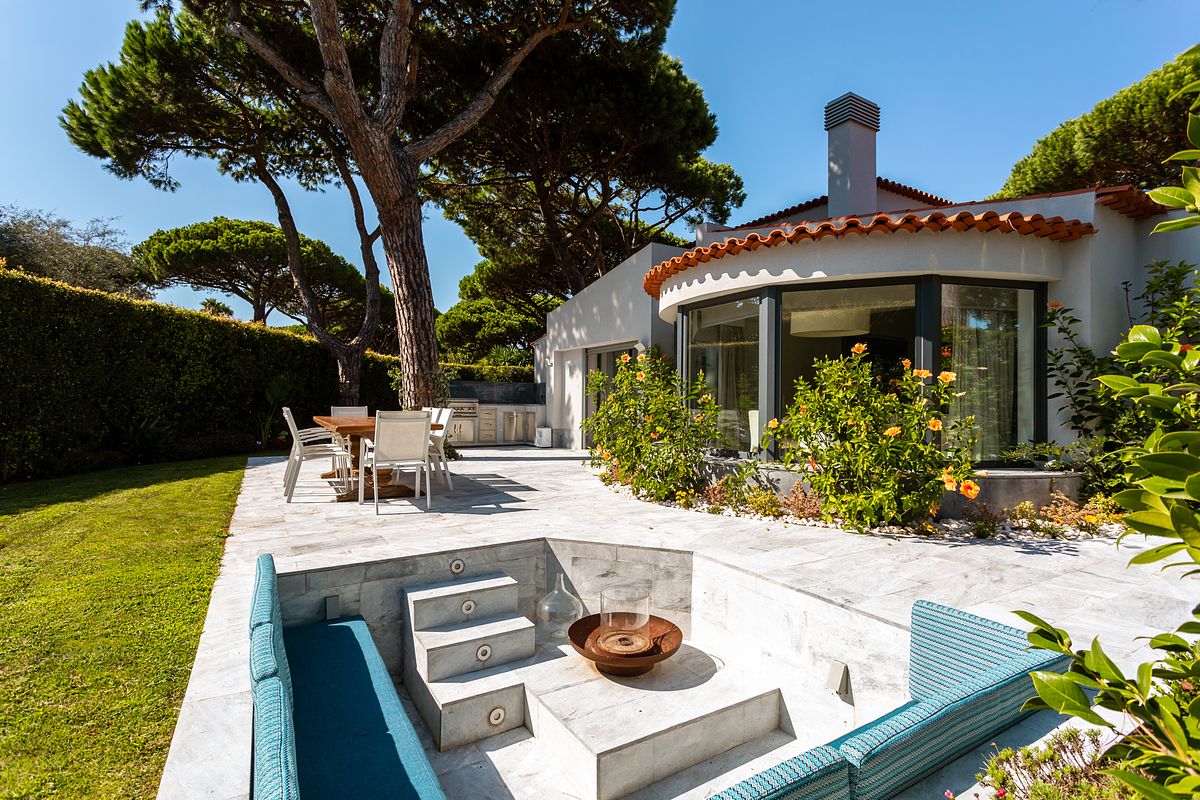 Zona social exterior de moradia V3 na Quinta da Marinha em Cascais integrada no jardim