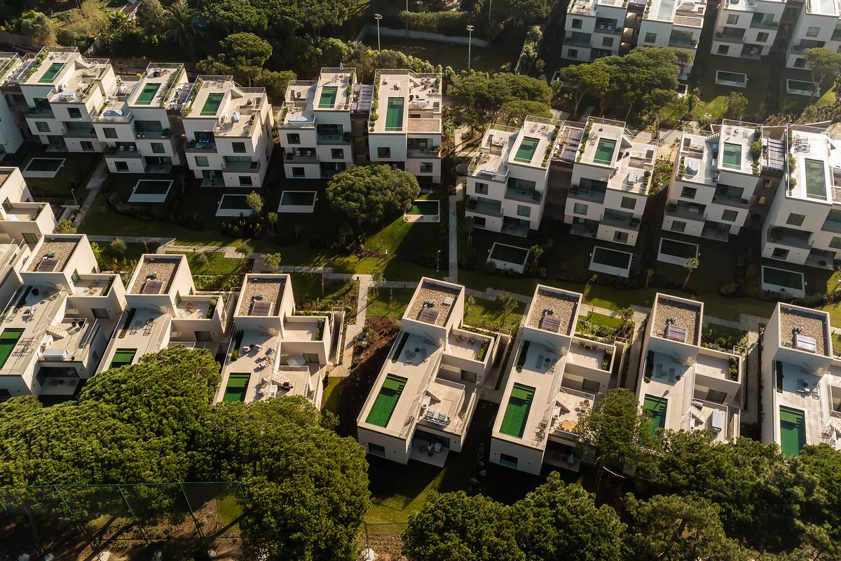 Imagem a&eacute;rea com drone da implanta&ccedil;&atilde;o arquitect&oacute;nica do Marinha Prime na Quinta da Marinha