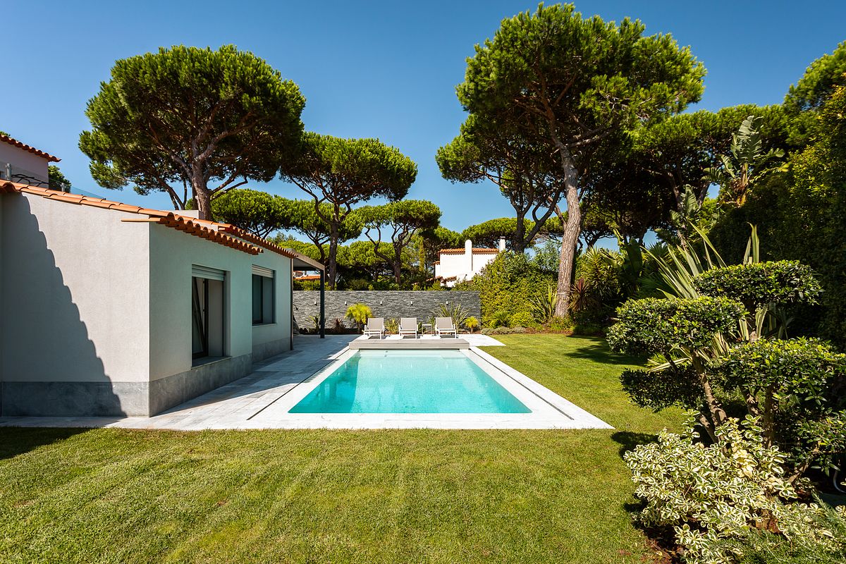 Piscina de moradia V3 na Quinta da Marinha em Cascais integrada no jardim privado