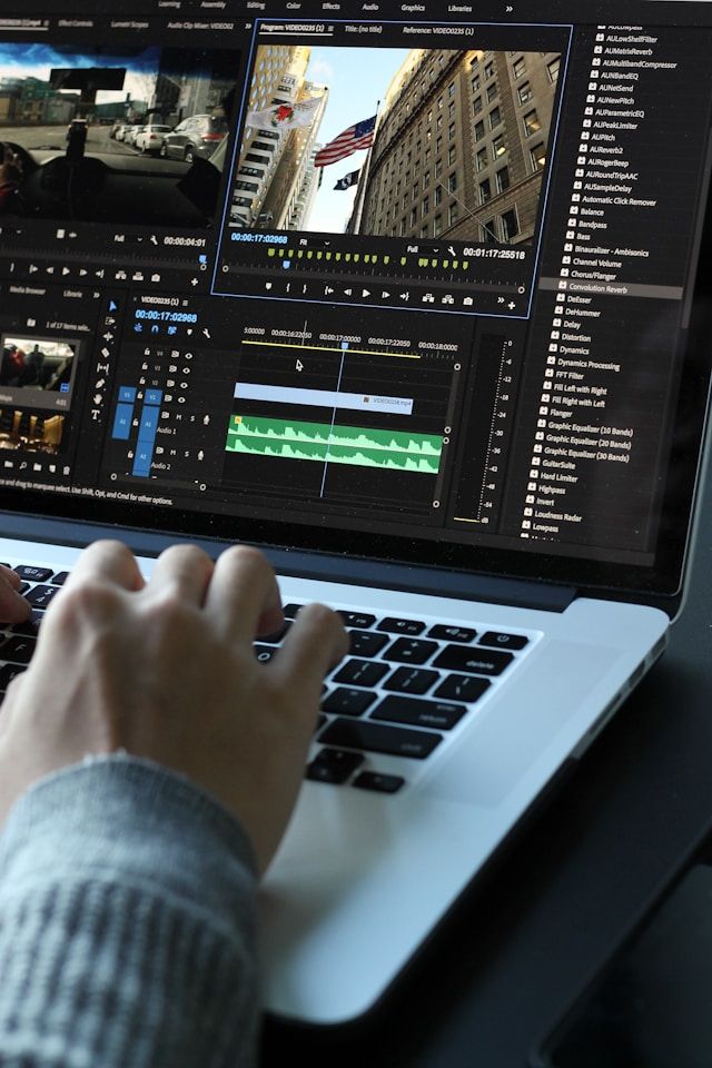 Videoeditor, der an einem Projekt arbeitet