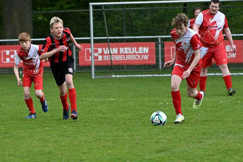 Ibbenb&uuml;rener Kickers feiern Fu&szlig;ballfest beim Jubil&auml;um von vv DES Nijverdal