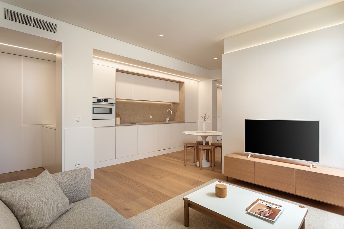 Fotografia de no Apartamento Reabilitado na Av. Roma, Lisboa, projeto do ATELIÊ 22.